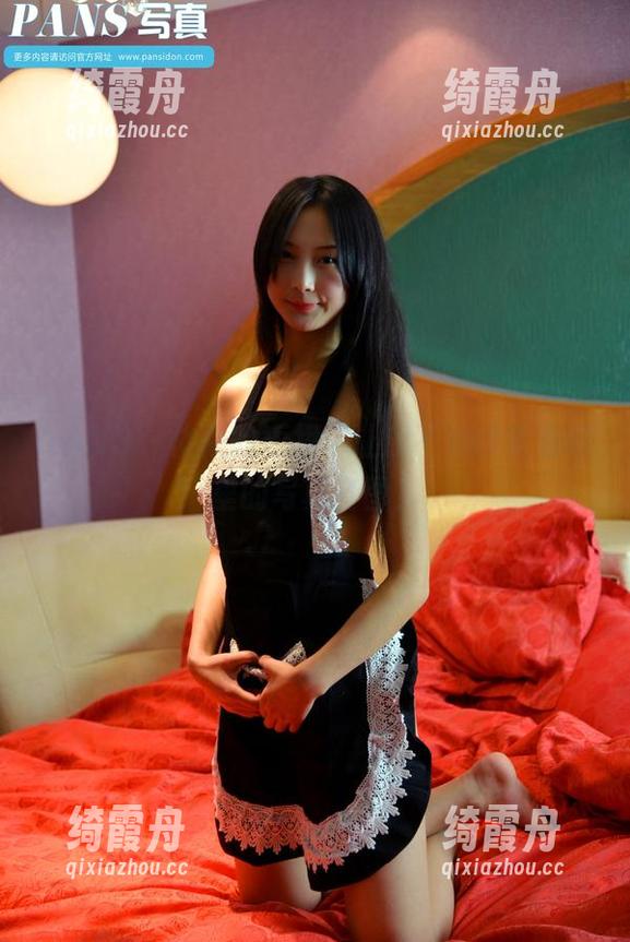 PANS-依依 PANS - 依依的短裙,让我不知该先看哪里的写真套图?
