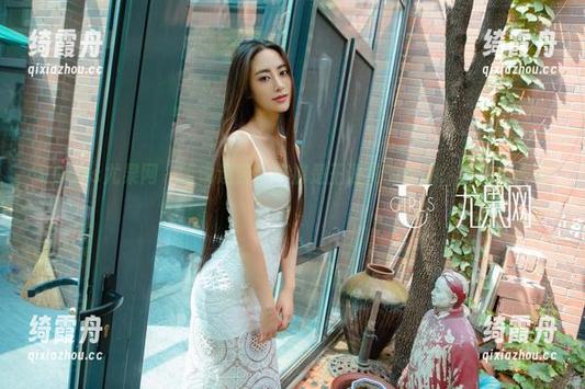 UGirls尤果网-王语纯 UGirls尤果网 - 听说这条牛仔裤是王语纯的作品,真想去试试!