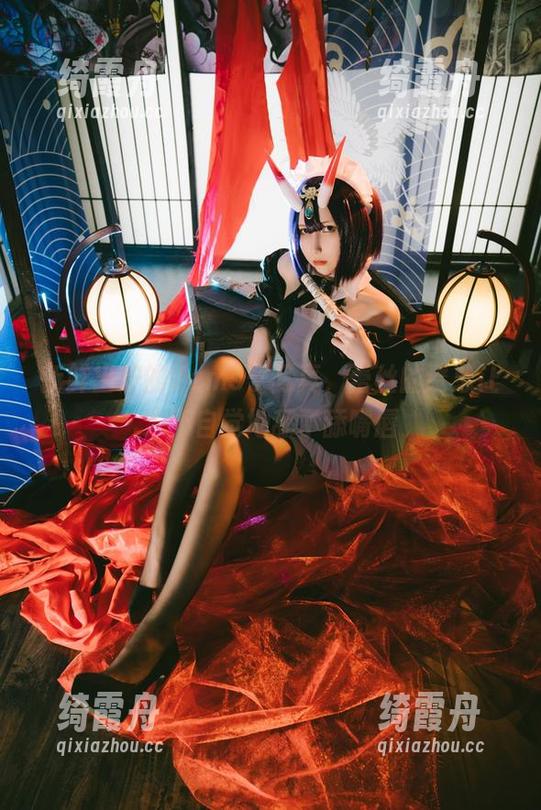 Vams子 新鲜出炉的Vams子写真,蕾丝的诱惑让人不自觉地舔了舔嘴唇