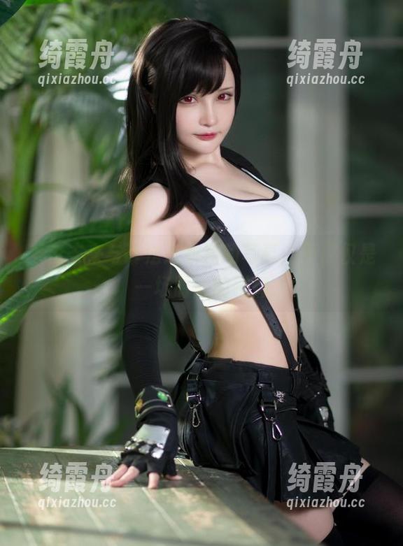 千夜未来与蒂法连衣裙的写真，不仅仅是一场时尚的碰撞