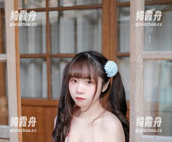 看可可小白兔在泳池里翻滚，资源大方送给你！