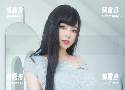 女主K 女主K的‘裤里丝’完全不输时尚大片,这张原图让人不禁想多看几眼!