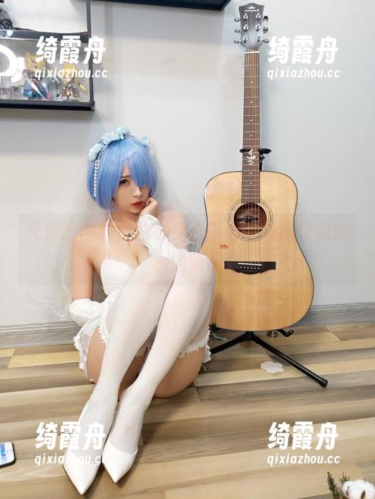 小女巫露娜 死库水图册里的小女巫露娜,画风突变的水边畅想