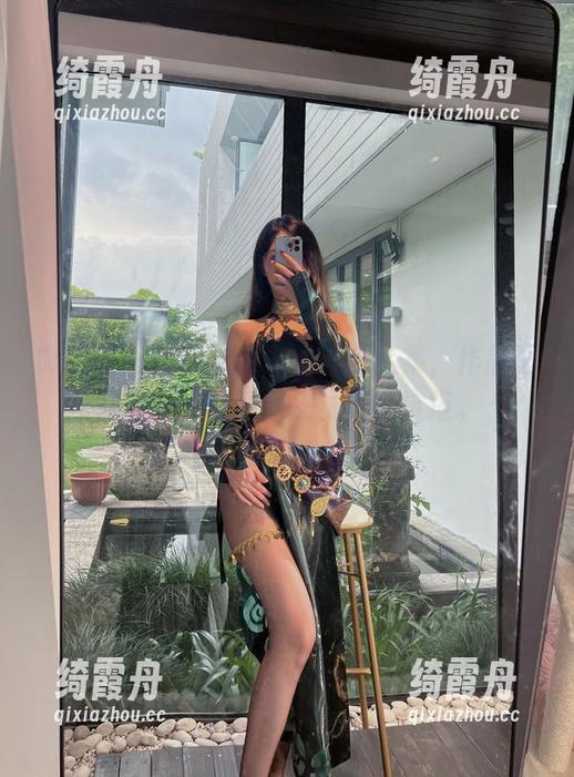 小玉吃果冻 微密圈 - 小玉吃果冻的天台全集,作品里藏着些微微的顽皮,难以抗拒。