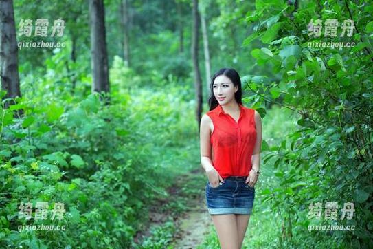 推女郎 - 无圣光的晚上，何奕恋的黑色写真像一杯浓咖啡，提神又扎心！