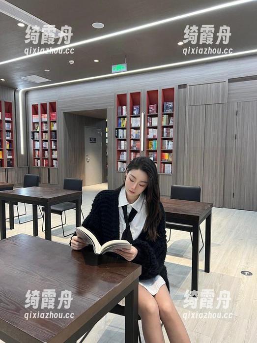 是小逗逗 微密圈 - 是小逗逗的私拍图集,穿着JK制服的发糖小能手。