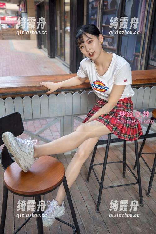 梦丝女神-莎莎 梦丝女神 - 写真合集:莎莎和她的白纱裙,偶尔的腼腆永远没能盖过那份自在。