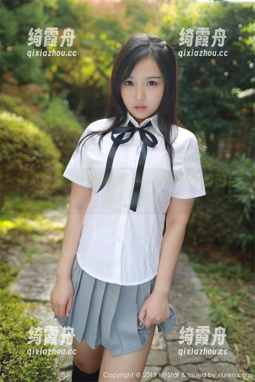模范学院-夏玲蔓 模范学院 - 夏玲蔓图集:牛仔裤包裹的自由与疯狂
