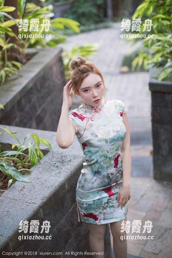 秀人网-养乐多DoDo 秀人网 - 照片里的养乐多DoDo:用泳装挑战海边的康复,谁说不能当个泳池女神?