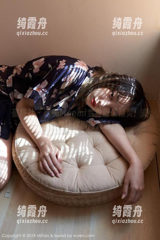 蜜桃社-萌美Moemi 蜜桃社 - 萌美Moemi变身眼镜精灵:美图合集让你瞬间成迷!