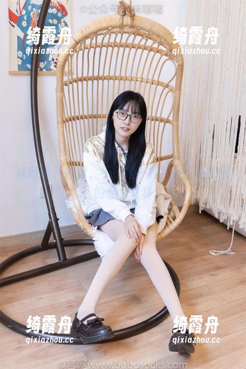 袜啵啵-小奶熊 袜啵啵 - 裸足,不只是一种状态:小奶熊的私房写真