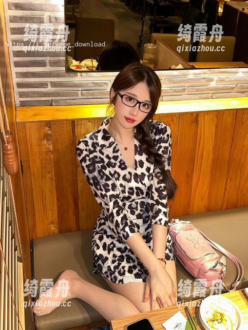 轩子巨2兔 微密圈 - 天台写真,轩子巨2兔和图包里的微风,你喜欢哪种?