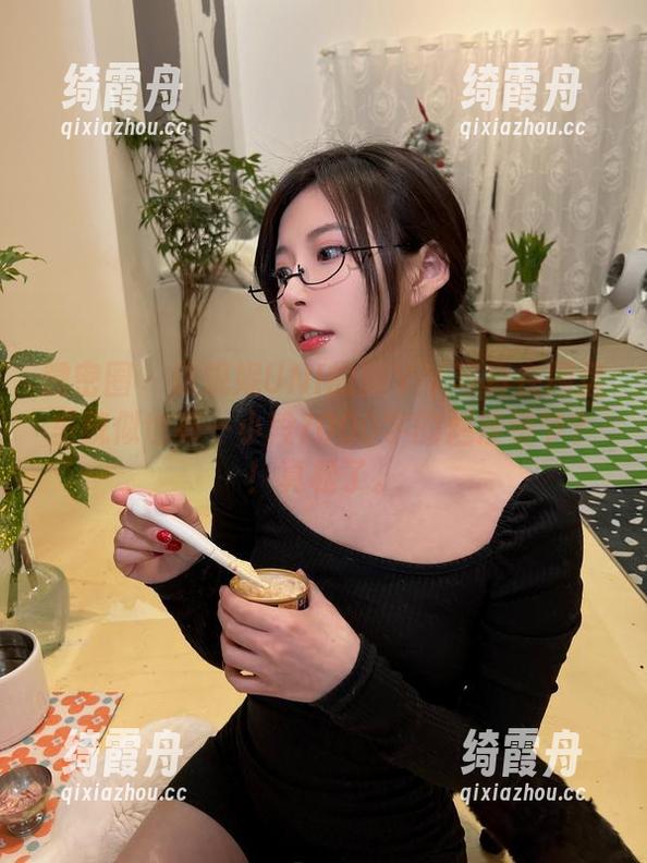 陈妮妮UNI 微密圈 - 陈妮妮UNI的脚丫丫写真在网盘里貌似也有一小段7000字的烂漫情节?!真松了。