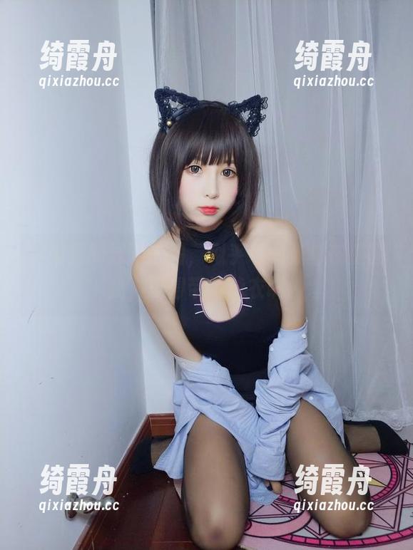 雯粥粥的泳池美图，似乎每一张都在提醒我，记得带好泳衣啊。