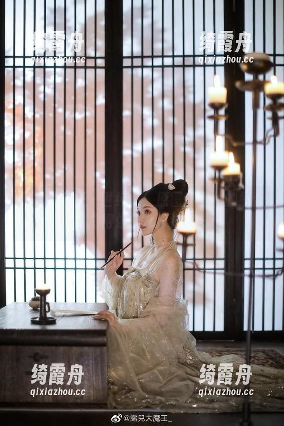 露儿大魔王 露儿大魔王一世纯白:原图和照片的组合,冷得像白冰淇淋一样