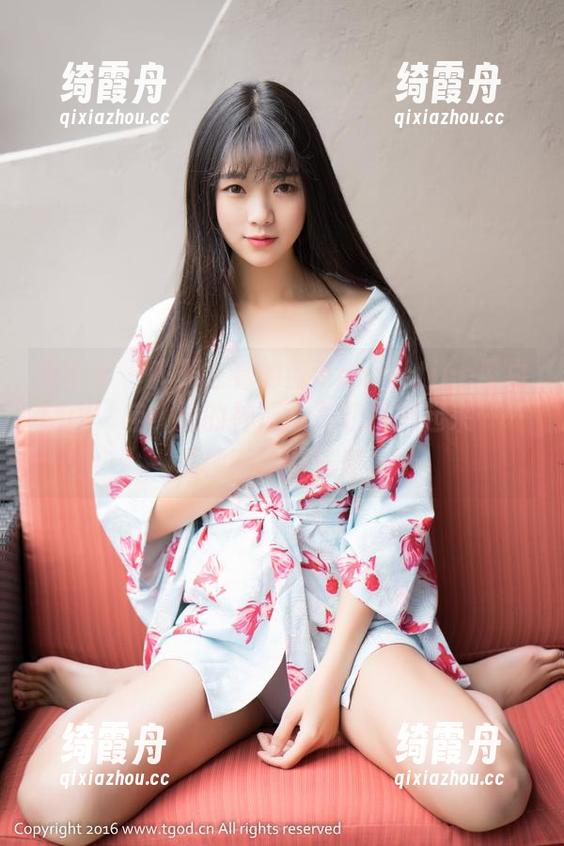 青豆客-黄可christine 青豆客 - 昨天在看的黄可christine黑白原图,哇,她的神情总是让我想起来……那种微妙的气息。