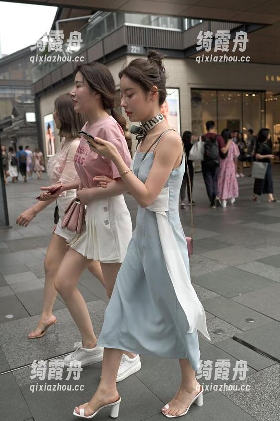 魔镜街拍-婷婷 魔镜街拍 - 精选图片:婷婷的白色吊带连衣裙,在黑丝衬托下让美腿更加“彰显”,这得多瘦才行呢?