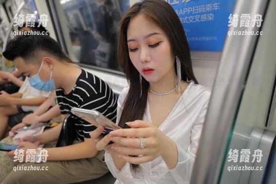 魔镜街拍 哇哦,魔镜街拍直播!观看街角肉丝包臀裙小姐姐合集,每一眼都像在刷礼物!