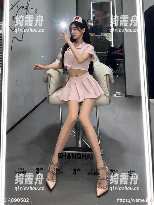 黎允熙 微密圈 - 原图出炉!黎允熙绿色漏背裙,像是春天的象征,又好像想在瑟瑟秋风中拽着我跑!